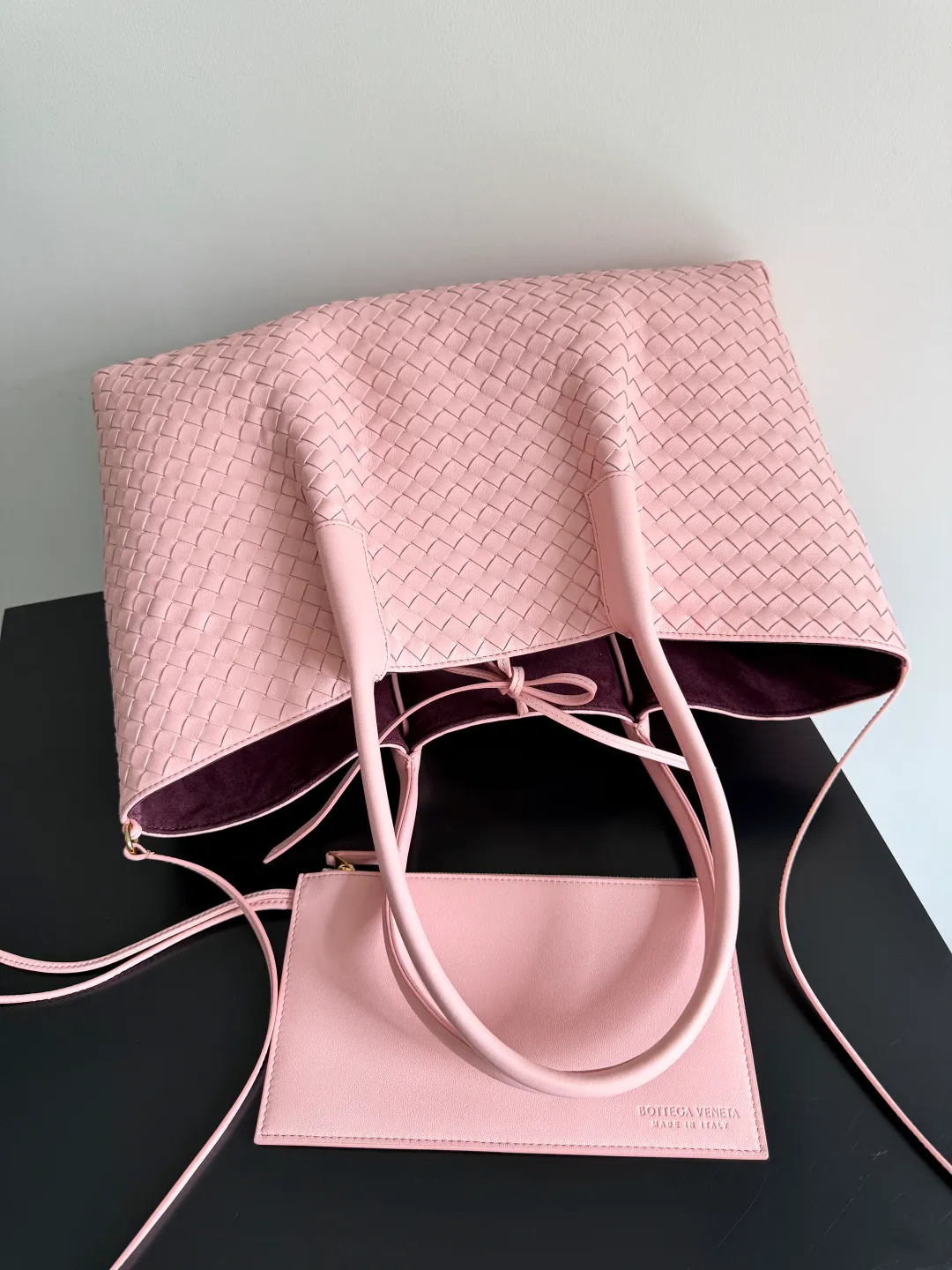Batch 2660 Bottega Veneta 2025 new product PINACOTECA bag, iconic weaving process, skillfully crafted with 10mm Intrecciato process and equipped with suede lining. Four small strips of leather add character to the design and make the bag more stable. Relaxed yet sophisticated, casual yet refined, suede lining and double-sided design, suitable for shoulder and hand carry. The four straps can be adjusted into different shapes. One pack can be switched between two uses, easily integrating into your daily rhythm. Style number: 817166 Size: 43*23*17.5cm